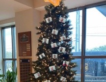 Un árbol de Navidad aparece decorado con fotos de detenidos. FACEBOOK/TEAM SHERIFF