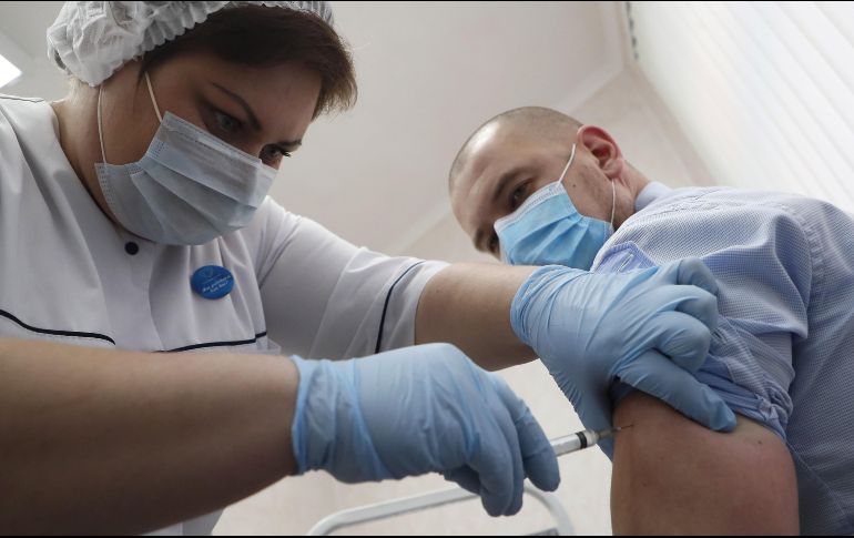 La aplicación de la vacuna Sputnik V es de carácter voluntario y se efectúa mediante cita previa. EFE/ M. Shipenkov