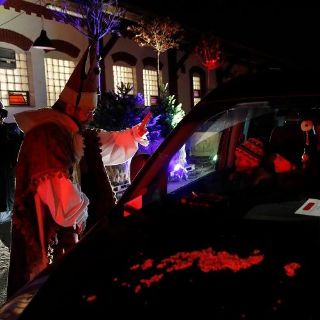 Navidad 2020: Santa entrega regalos a niños sin que bajen del auto