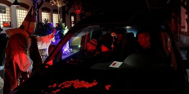 Navidad 2020: Santa entrega regalos a ni&ntilde;os sin que bajen del auto