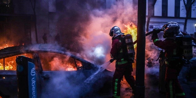 Chocan en Francia por la defensa de las libertades
