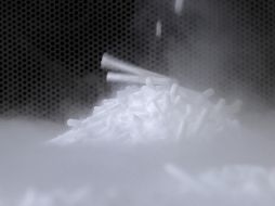 La entrega de la vacuna Pfizer-BioNTech es complicada porque debe almacenarse a temperaturas muy frías, a unos -70 grados Celsius, para lo que se requieren materiales como hielo seco. AFP/ARCHIVO