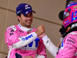 Lance Stroll felicita a Sergio Pérez (i) por su triunfo en el Gran Premio de Sakhir, el primero del mexicano en la Fórmula 1. AFP/G. Cacace