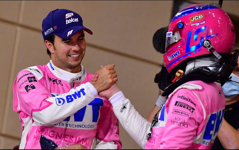 Lance Stroll felicita a Sergio Pérez (i) por su triunfo en el Gran Premio de Sakhir, el primero del mexicano en la Fórmula 1. AFP/G. Cacace