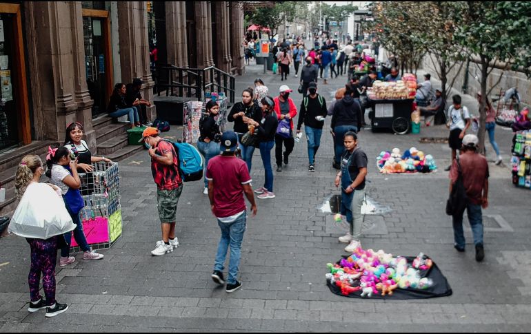 Entre los productos decomisados se encuentran artículos característicos de la temporada navideña como guantes y gorros, así como cubrebocas, fundas de celulares, micas, globos inflables, juguetes, entre otros. EL INFORMADOR / ARCHIVO