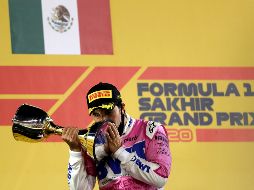 Sergio Pérez con el trofeo del Gran Premio de Sakhir de la Fórmula 1. AFP/K. Jebreili