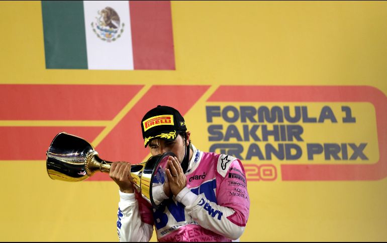 Sergio Pérez con el trofeo del Gran Premio de Sakhir de la Fórmula 1. AFP/K. Jebreili