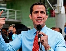El líder opositor Juan Guaidó convocó hoy un plebiscito para prolongar el período parlamentario hasta que haya elecciones libres. AFP/Y. Cortez