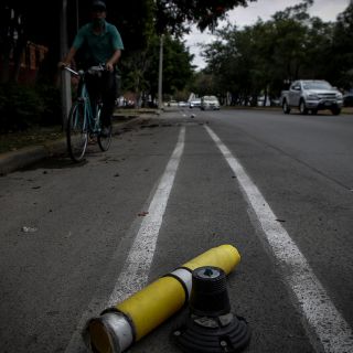 Acaban con bolardos en ciclovía de Avenida México