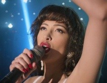 Christian Serratos interpreta a Selena en la nueva serie de Netflix sobre su vida. NETFLIX