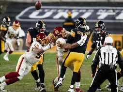 ASEDIO. Sobre el final del juego, la defensiva de Washington se mostró dominante frente alos Steelers. AFP