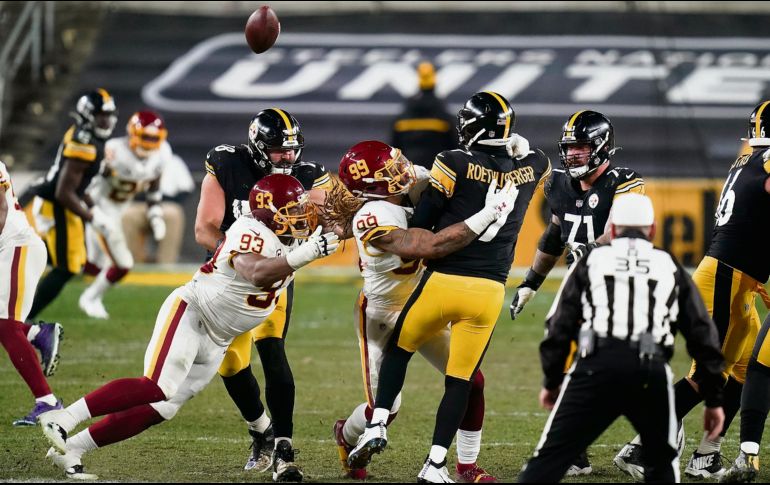 ASEDIO. Sobre el final del juego, la defensiva de Washington se mostró dominante frente alos Steelers. AFP