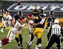 ASEDIO. Sobre el final del juego, la defensiva de Washington se mostró dominante frente alos Steelers. AFP