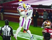 MÁQUINA. Josh Allen (izq.) lanzó cuatro pases de anotación frente a San Francisco. AP • R. Franklin