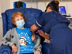 Margaret Keenan recibió la vacuna a las 06:31 de la mañana de lo que las autoridades de salud pública han bautizado 