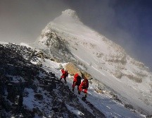 La diferencia previa en la altura del Everest se debía al hecho de que China medía la base rocosa de la cumbre y no su capa de nieve, que ahora sí se tomó en cuenta. AP/Xinhua