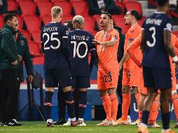 Los jugadores de ambos equipos se dirigieron a los vestuarios. AFP / F. Fife