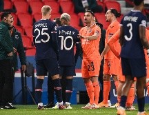 Los jugadores de ambos equipos se dirigieron a los vestuarios. AFP / F. Fife