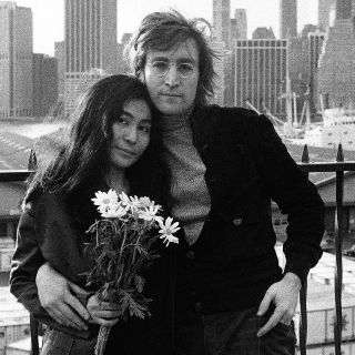 Yoko Ono insta a controlar las armas en aniversario del asesinato de John Lennon
