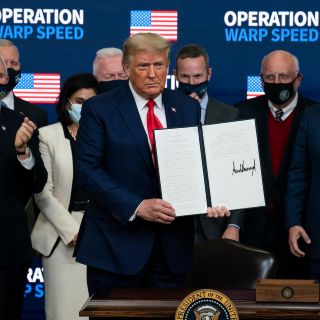 Trump firma decreto que “prioriza” vacunas para EU