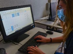 Los empleadores deberán dotar de herramientas a sus trabajadores, cubrir los gastos en telecomunicaciones y la parte proporcional de la cuenta de electricidad. AFP/M. Medina