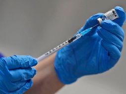 La advertencia se da después de que dos trabajadores del Servicio Nacional de Salud británico, que estuvieron entre los primeros en recibir la vacuna, sufrieran reacciones alérgicas y necesitaran tratamiento. AFP / F. Augstein