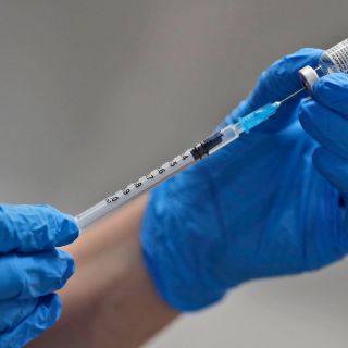 Coronavirus: Reino Unido advierte del riesgo de alergia por vacuna de Pfizer