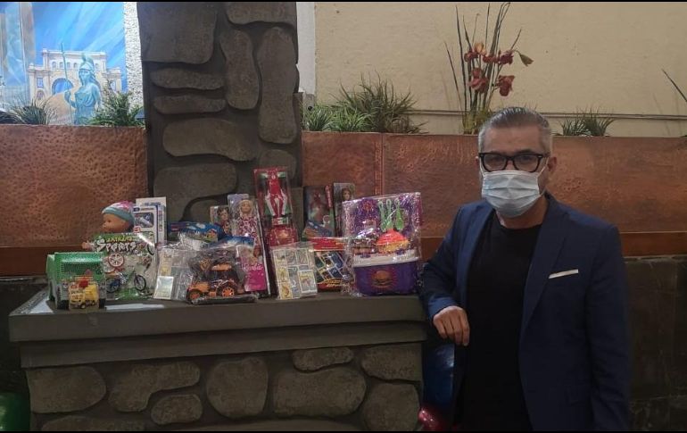 Uno de los voluntarios para entregar los juegues es Richie Arreola, integrante del grupo Belanova. EL INFORMADOR / Y. Mora