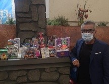 Uno de los voluntarios para entregar los juegues es Richie Arreola, integrante del grupo Belanova. EL INFORMADOR / Y. Mora