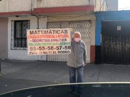 Con cubrebocas en su rostro y con lona en manos, este maestro busca trabajo. FACEBOOK/Marte Martte