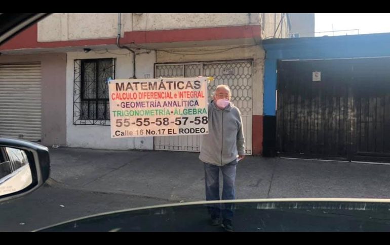 Con cubrebocas en su rostro y con lona en manos, este maestro busca trabajo. FACEBOOK/Marte Martte