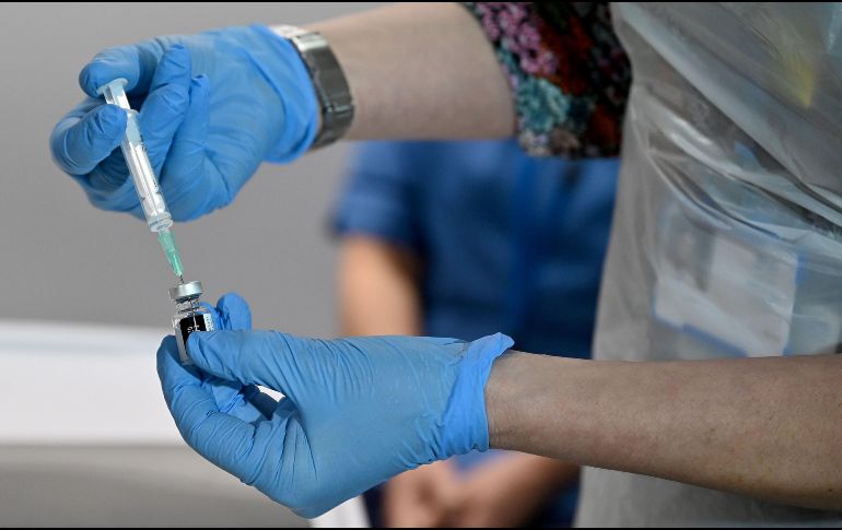 Para que sea efectiva, la vacuna de Pfizer-BioNTech requiere de al menos dos dosis en un periodo de 21 días y un reforzamiento a los seis meses. AFP/J. Mitchell