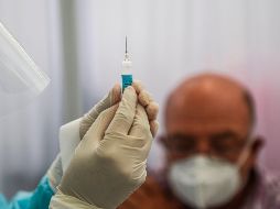 La escasez de la vacuna puede llevar a que las direcciones de los centros hospitalarios sorteen entre su personal a quién le toca vacunarse. AFP / E. Benavides