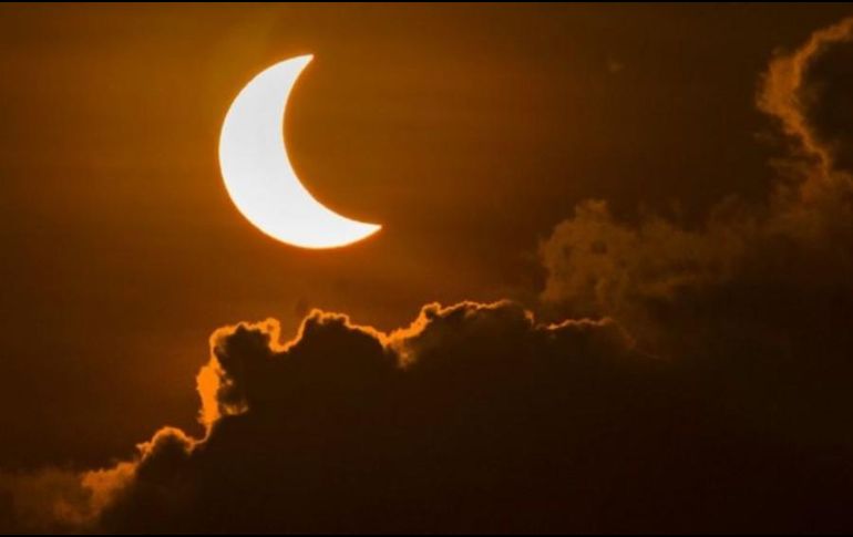 Hoy en día los eclipses totales de sol se pueden predecir con exactitud y esto permite que nos preparemos para observarlos GETTY IMAGES