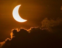 Hoy en día los eclipses totales de sol se pueden predecir con exactitud y esto permite que nos preparemos para observarlos GETTY IMAGES