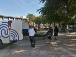 Hasta el punto acudió personal del Instituto Jalisciense de Ciencias Forenses, quien se encargará de realizarle la autopsia de ley para determinar las causas oficiales de la muerte. ESPECIAL