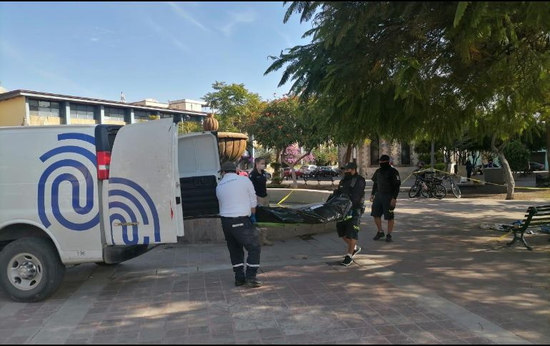 Hasta el punto acudió personal del Instituto Jalisciense de Ciencias Forenses, quien se encargará de realizarle la autopsia de ley para determinar las causas oficiales de la muerte. ESPECIAL