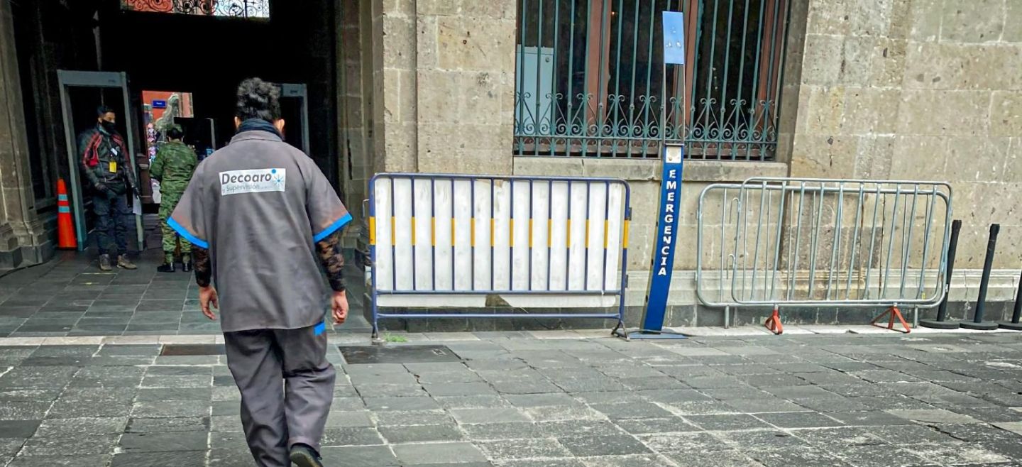 Empleada de Decoaro entrando a Palacio Nacional. ESPECIAL / Mexicanos contra la Corrupción y la Impunidad