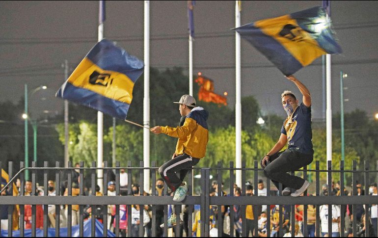 Fanáticos de los Pumas se apostaron en la entrada al estadio de CU para apoyar a su equipo. AP