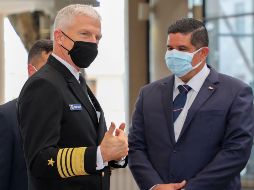 El almirante Craig Faller, jefe del Comando Sur de Estados Unidos, habla con Juan Pino, ministro panameño de Seguridad. AFP/Embajada de EU en Panamá