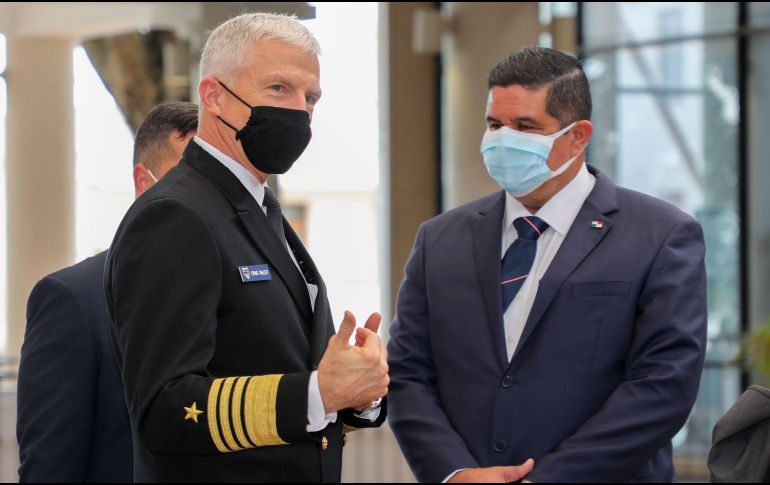El almirante Craig Faller, jefe del Comando Sur de Estados Unidos, habla con Juan Pino, ministro panameño de Seguridad. AFP/Embajada de EU en Panamá