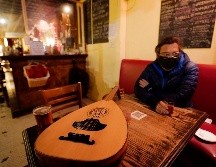 Andrew Cuomo reinstala la prohibición de comer en el interior de los restaurantes en la Ciudad de Nueva York al propagarse el contagio del coronavirus. AP / K. Willens