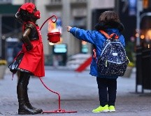 Las personas necesitan salir a trabajar y hasta el momento las guarderías también siguen cerradas, dificultando que tengan con quien dejar a los menores. Seis de cada 10 están más preocupados por el tema económico que del COVID-19. AFP / A. Weiss