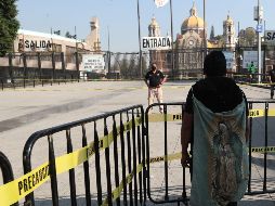Pese a las restricciones y el exhorto de autoridades civiles y religiosas, algunos fieles visitan las inmediaciones de la Basílica de Guadalupe. EFE / M. GUZMÁN