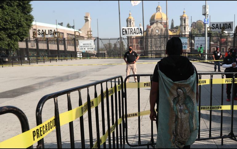 Pese a las restricciones y el exhorto de autoridades civiles y religiosas, algunos fieles visitan las inmediaciones de la Basílica de Guadalupe. EFE / M. GUZMÁN