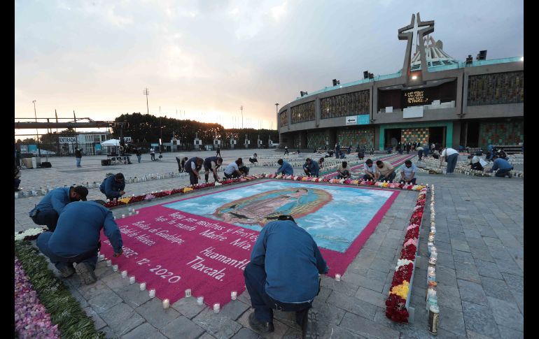 15 mil veladoras forman parte del tapete floral elaborado por artesanos de Tlaxcala en honor de la Virgen de Guadalupe. SUN / A. HERNANDEZ
