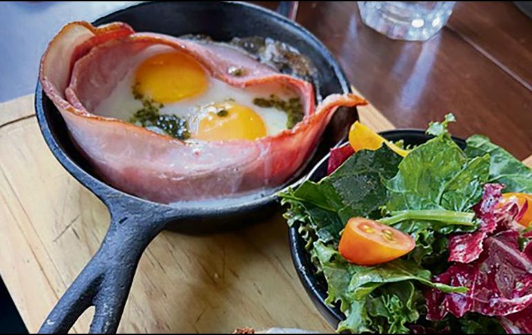 Uovos al forno tocineta. ESPECIAL