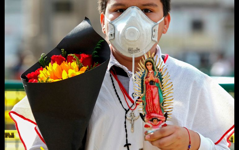 La pandemia no disuadió  a los fieles de asistir a visitar a la virgen de Guadalupe, pues lo que los motivaba era pedirle por el fin de la enfermedad. AFP / U. RUIZ