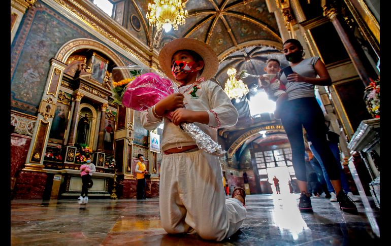 La pandemia no disuadió  a los fieles de asistir a visitar a la virgen de Guadalupe, pues lo que los motivaba era pedirle por el fin de la enfermedad. AFP / U. RUIZ