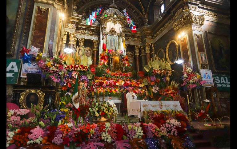 Tras un año difícil, cientos se aglomeran en el Santuario de Guadalupe